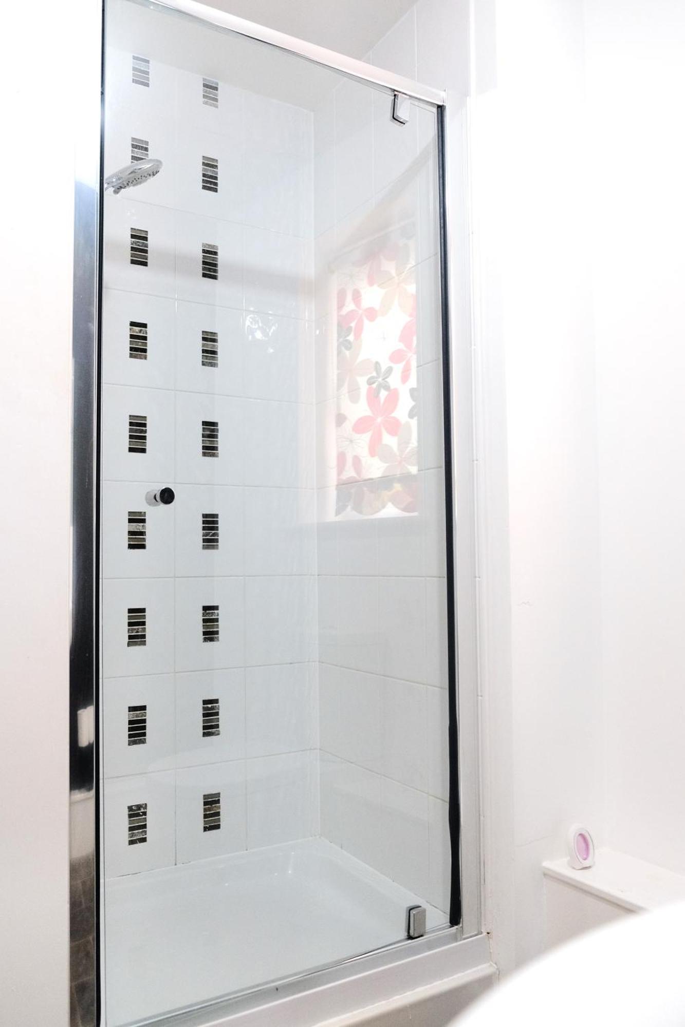 Bright 1 Bedroom Flat With Parking & Wifi For 3 Guests - Salford Uni, Victoria Station, Ao Arena