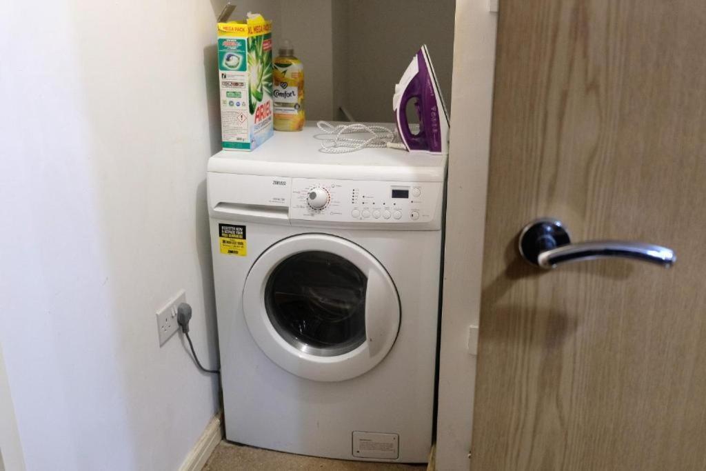 Bright 1 Bedroom Flat With Parking & Wifi For 3 Guests - Salford Uni, Victoria Station, Ao Arena Apartment Manchester