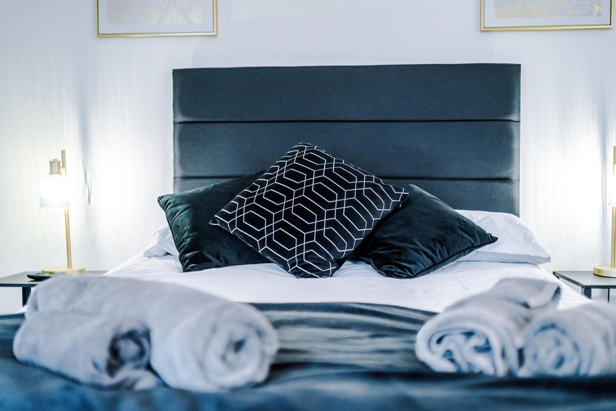 Large 4 Bed House Sleeps 8 By Host A Vakantiehuis Manchester