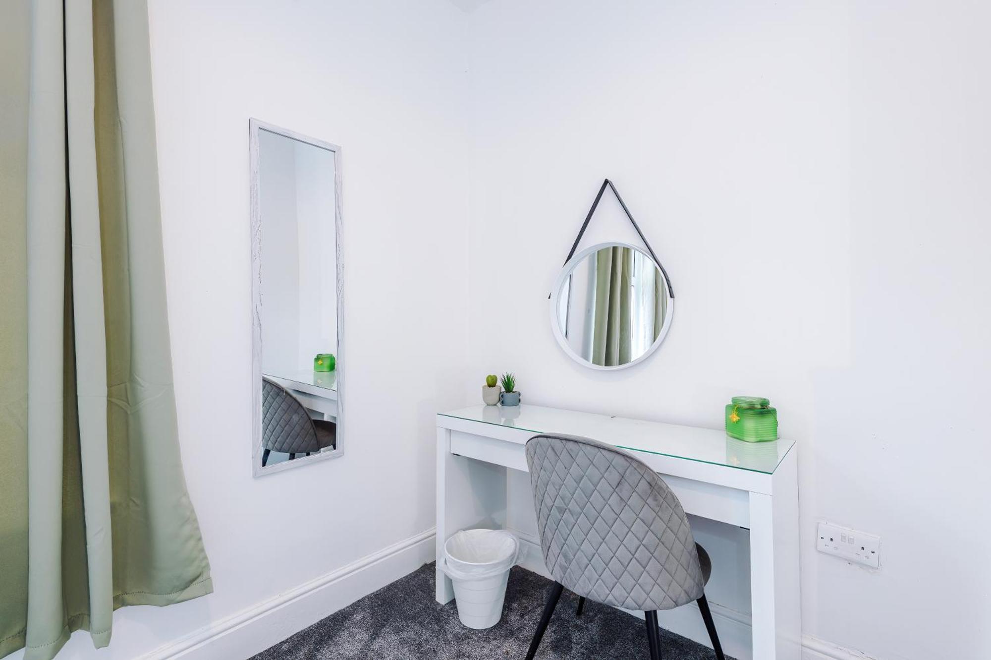 Large 3 Bed House Sleeps 6 By Host A *