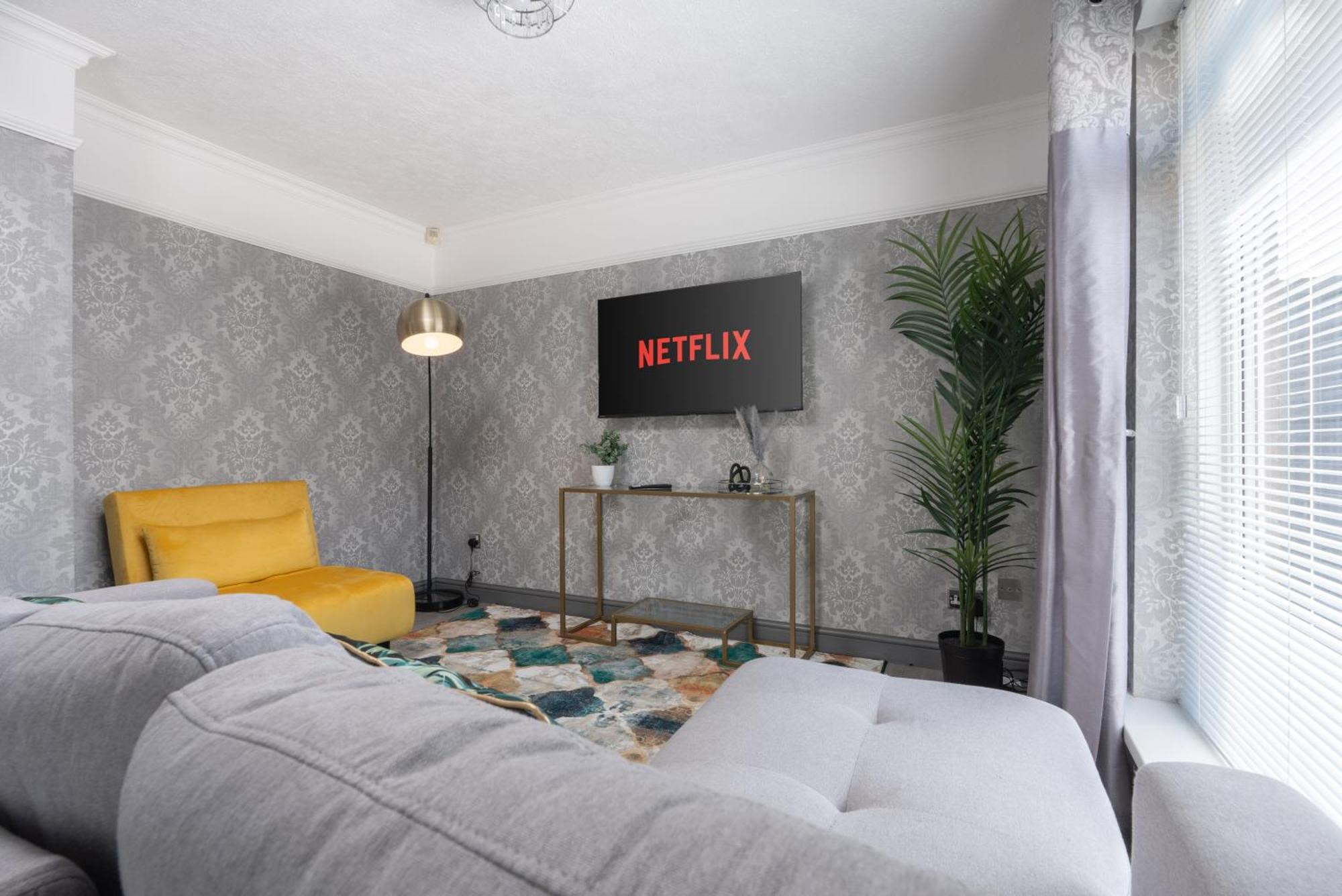 Boutique 3bd Opposite Etihad & Coop - Free Parking - Pool Table Vakantiehuis *