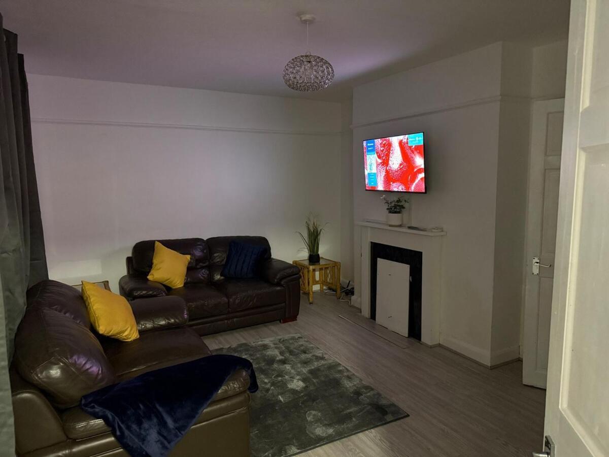 Cozy 3 Bed House - With Free Parking & Wifi * Manchester