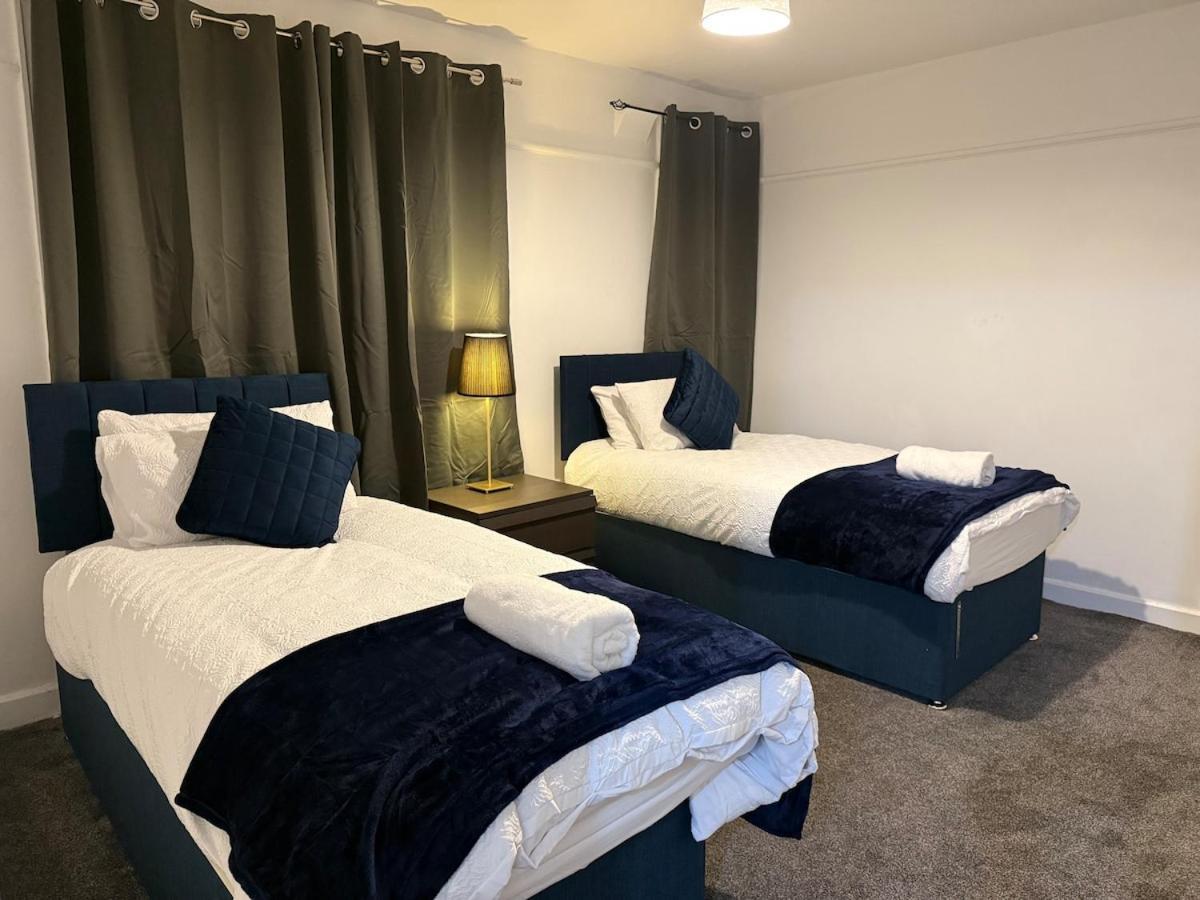 Cozy 3 Bed House - With Free Parking & Wifi Vakantiehuis *
