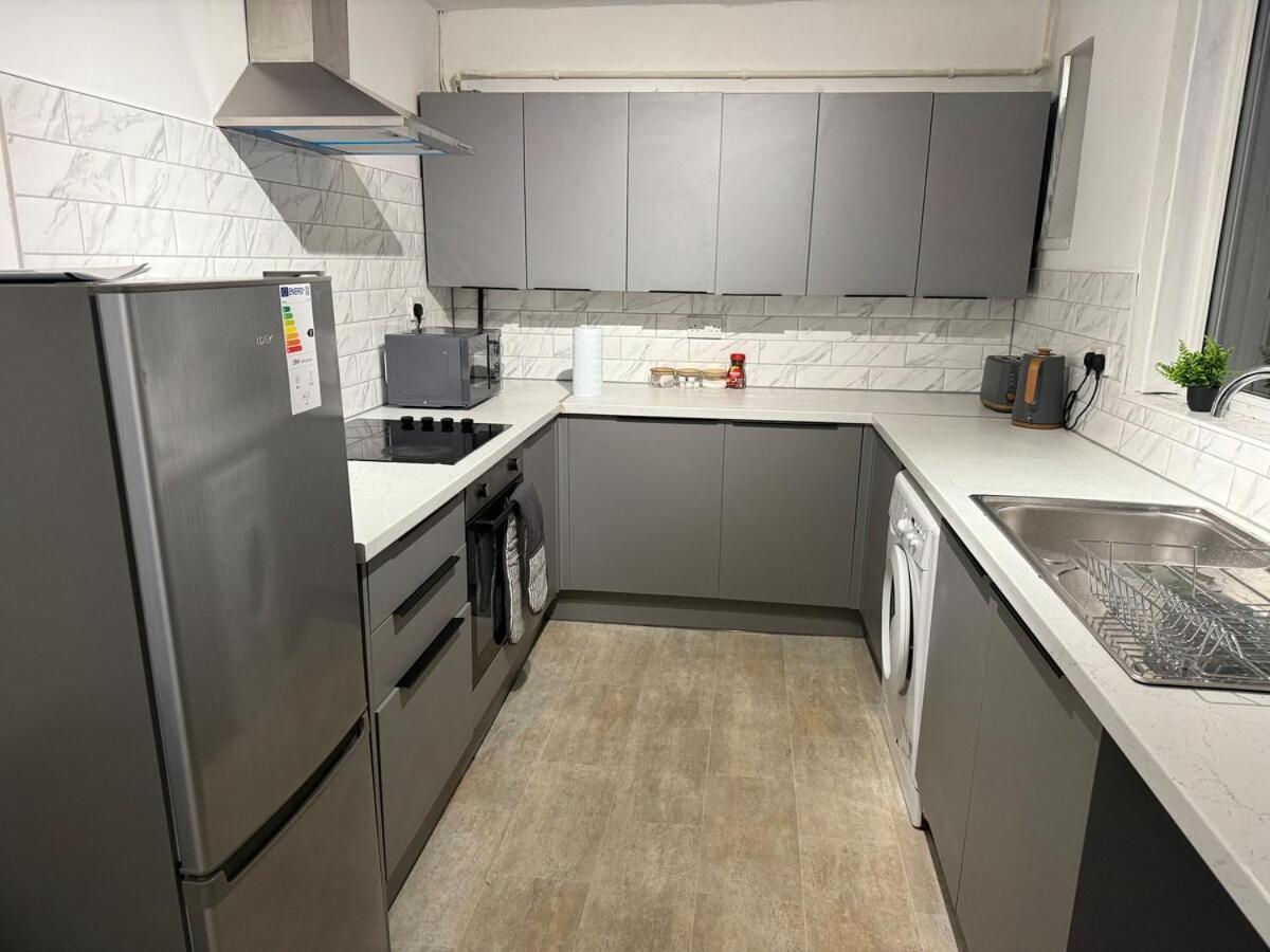 Cozy 3 Bed House - With Free Parking & Wifi *