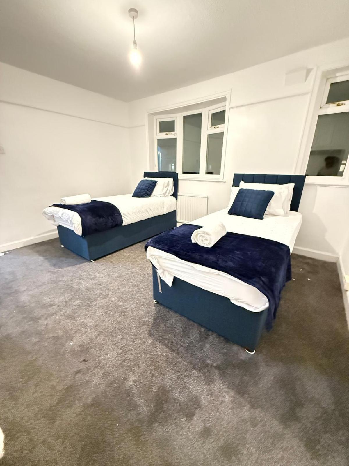 Cozy 3 Bed House - With Free Parking & Wifi Vakantiehuis *