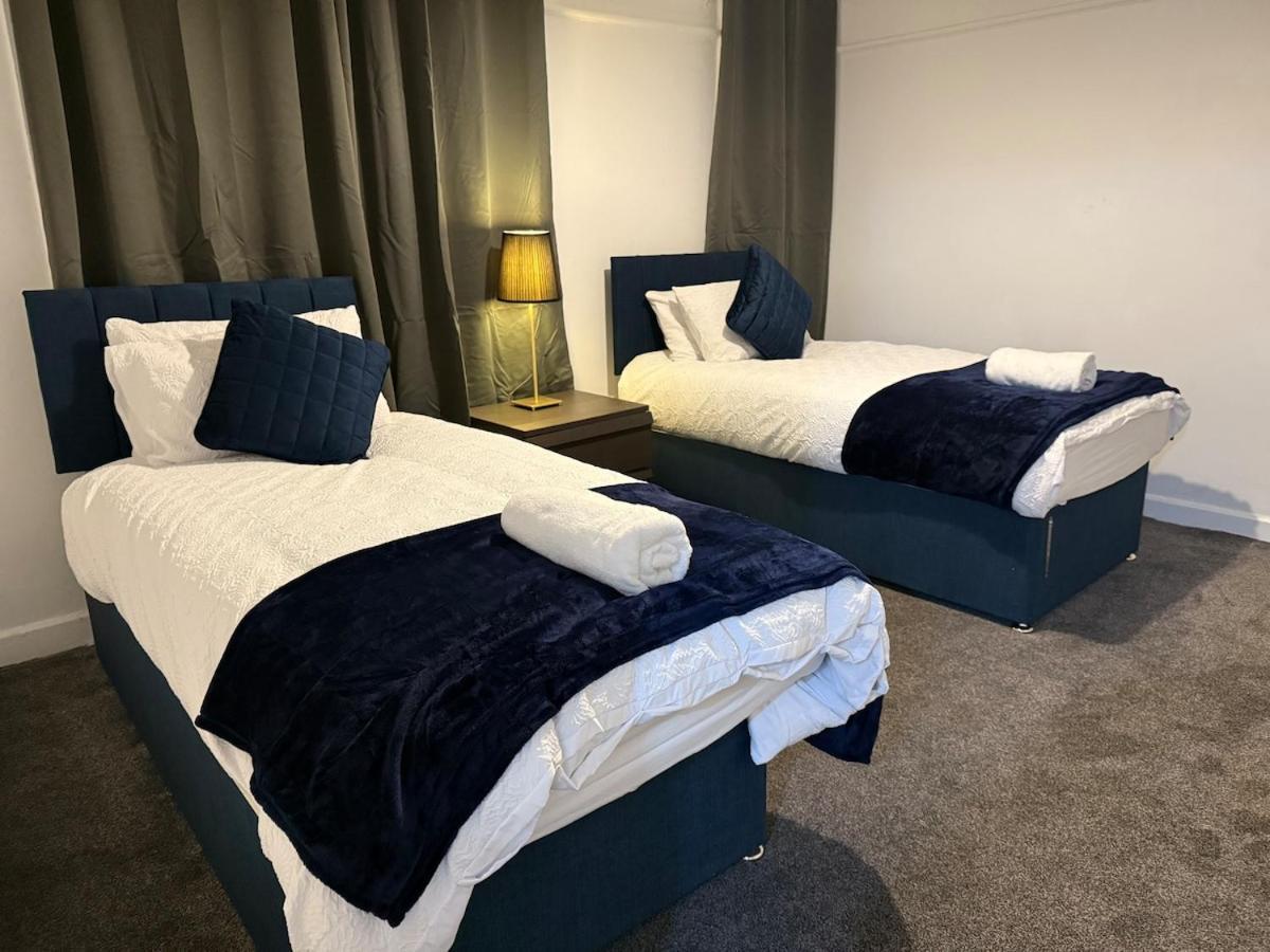 Cozy 3 Bed House - With Free Parking & Wifi