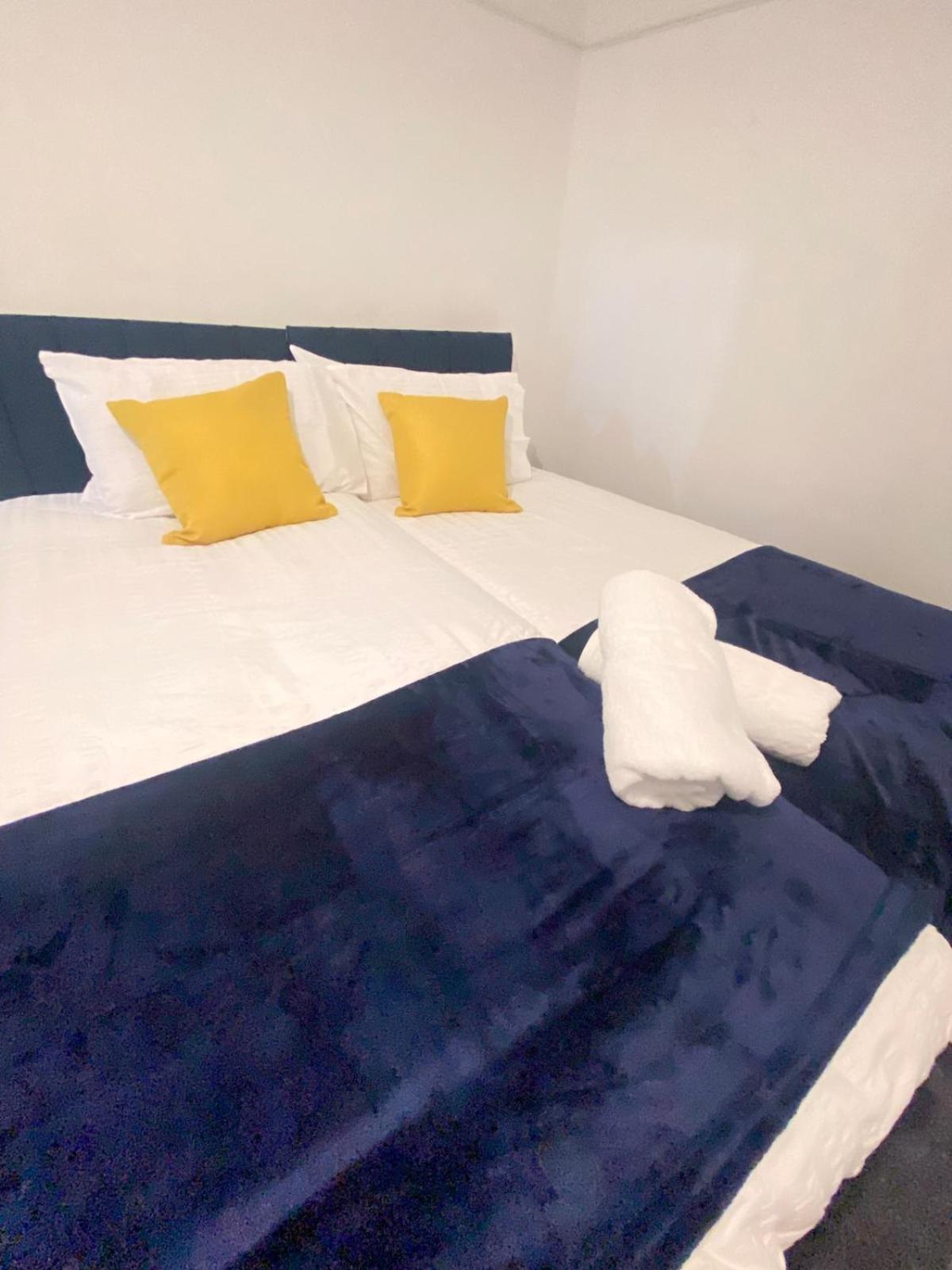 Cozy 3 Bed House - With Free Parking & Wifi Vakantiehuis *