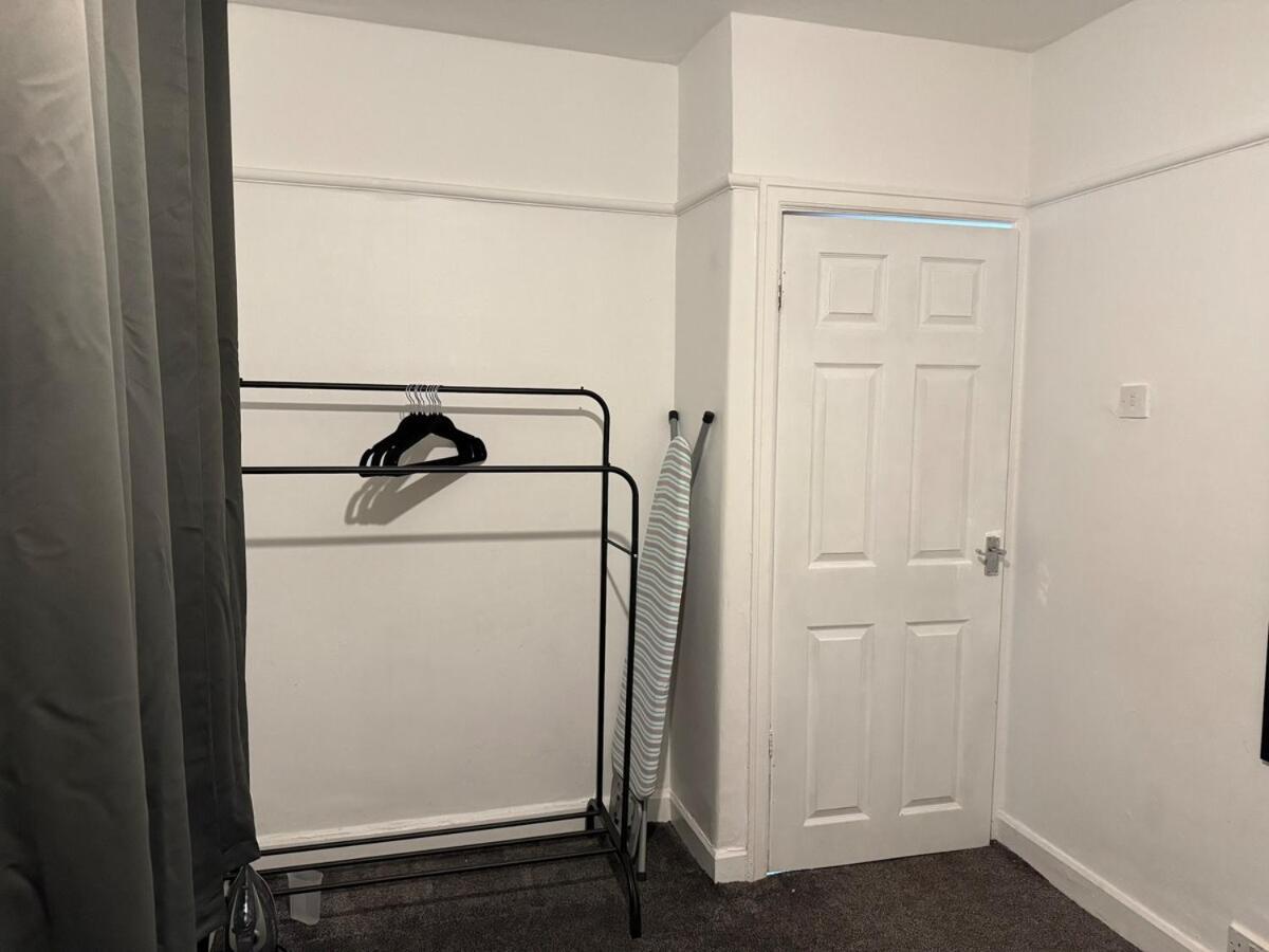 Cozy 3 Bed House - With Free Parking & Wifi Vakantiehuis