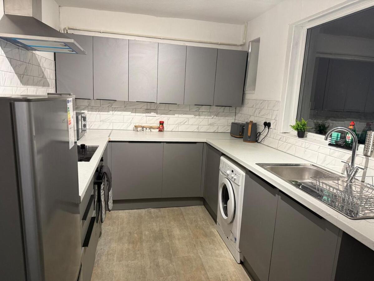 Cozy 3 Bed House - With Free Parking & Wifi Manchester