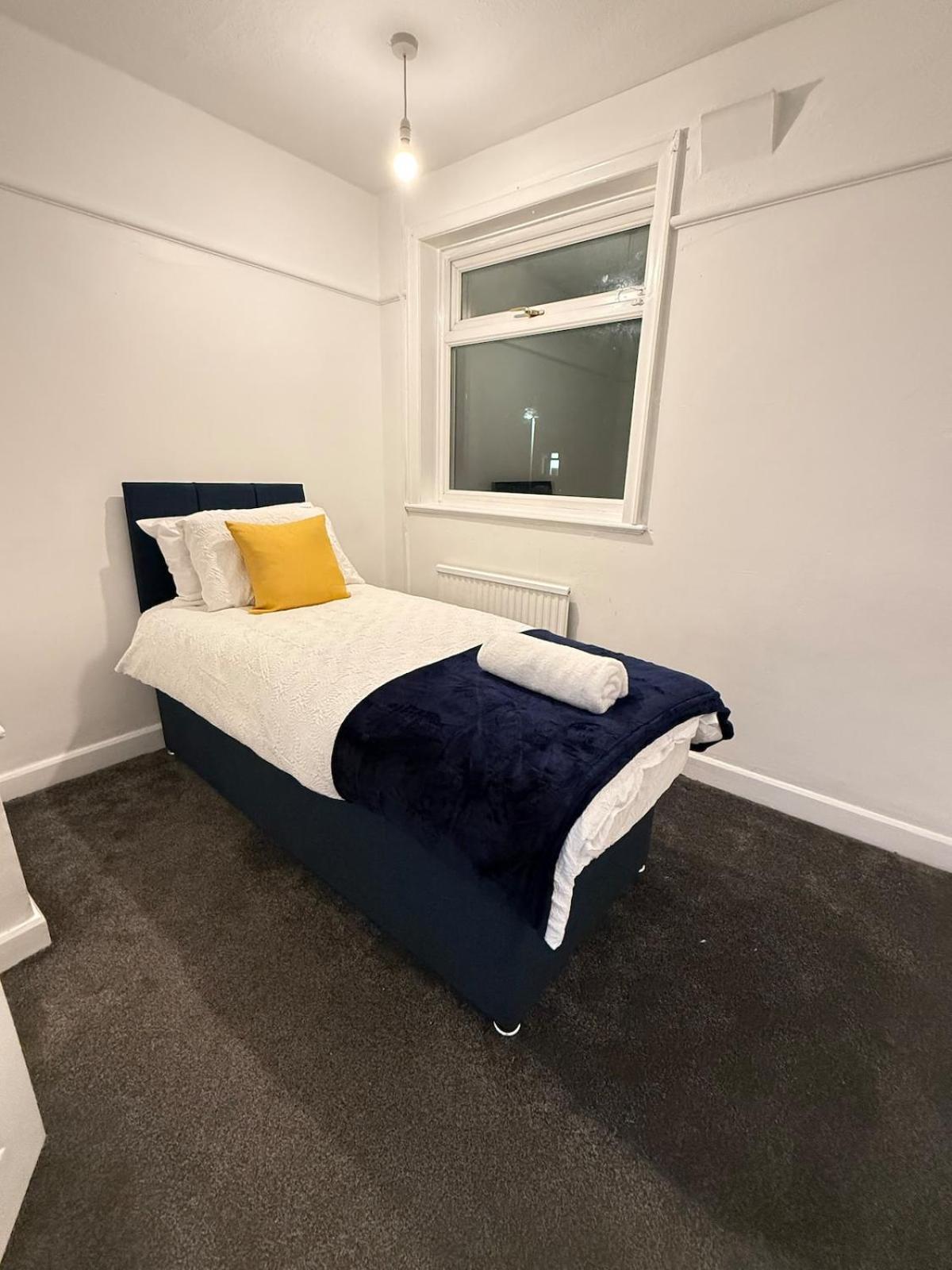 Cozy 3 Bed House - With Free Parking & Wifi Vakantiehuis