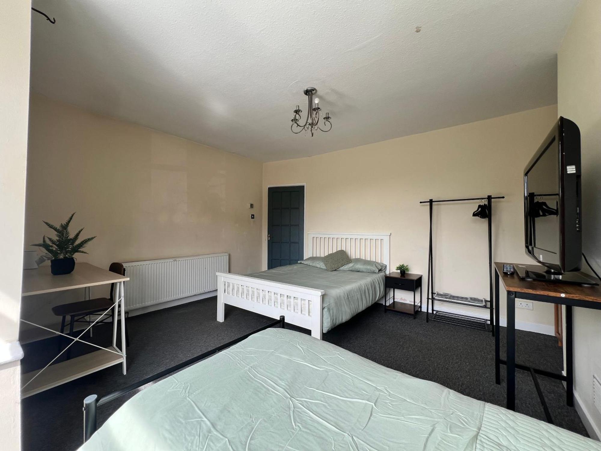 Holiday home Spacious House Close To With Free Parking *