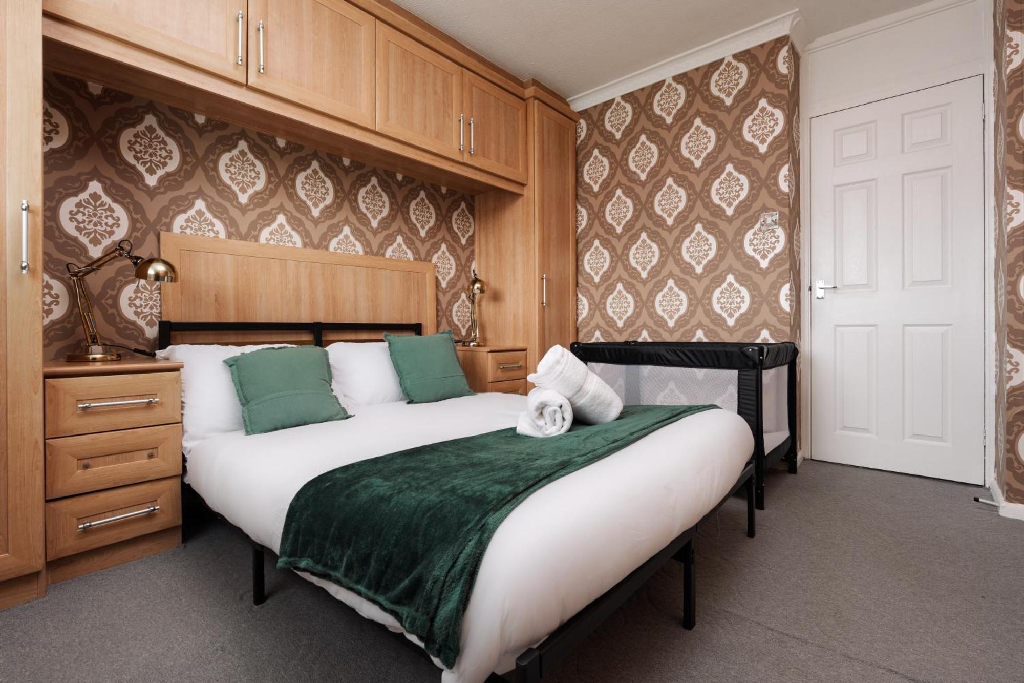 Boutique 3bd Opposite Etihad & Coop - Free Parking - Pool Table Vakantiehuis Manchester