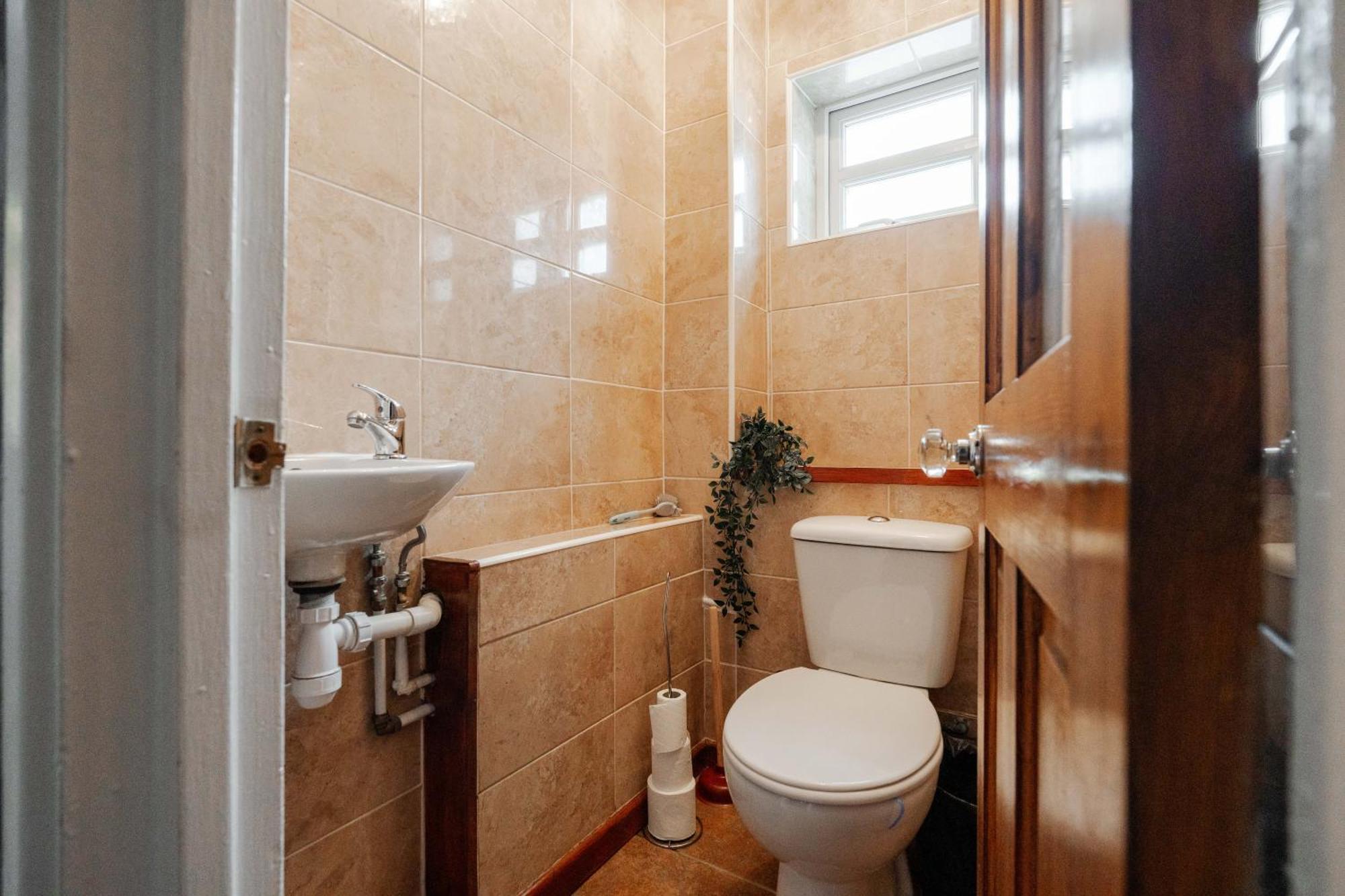 Vakantiehuis Boutique 3bd Opposite Etihad & Coop - Free Parking - Pool Table *
