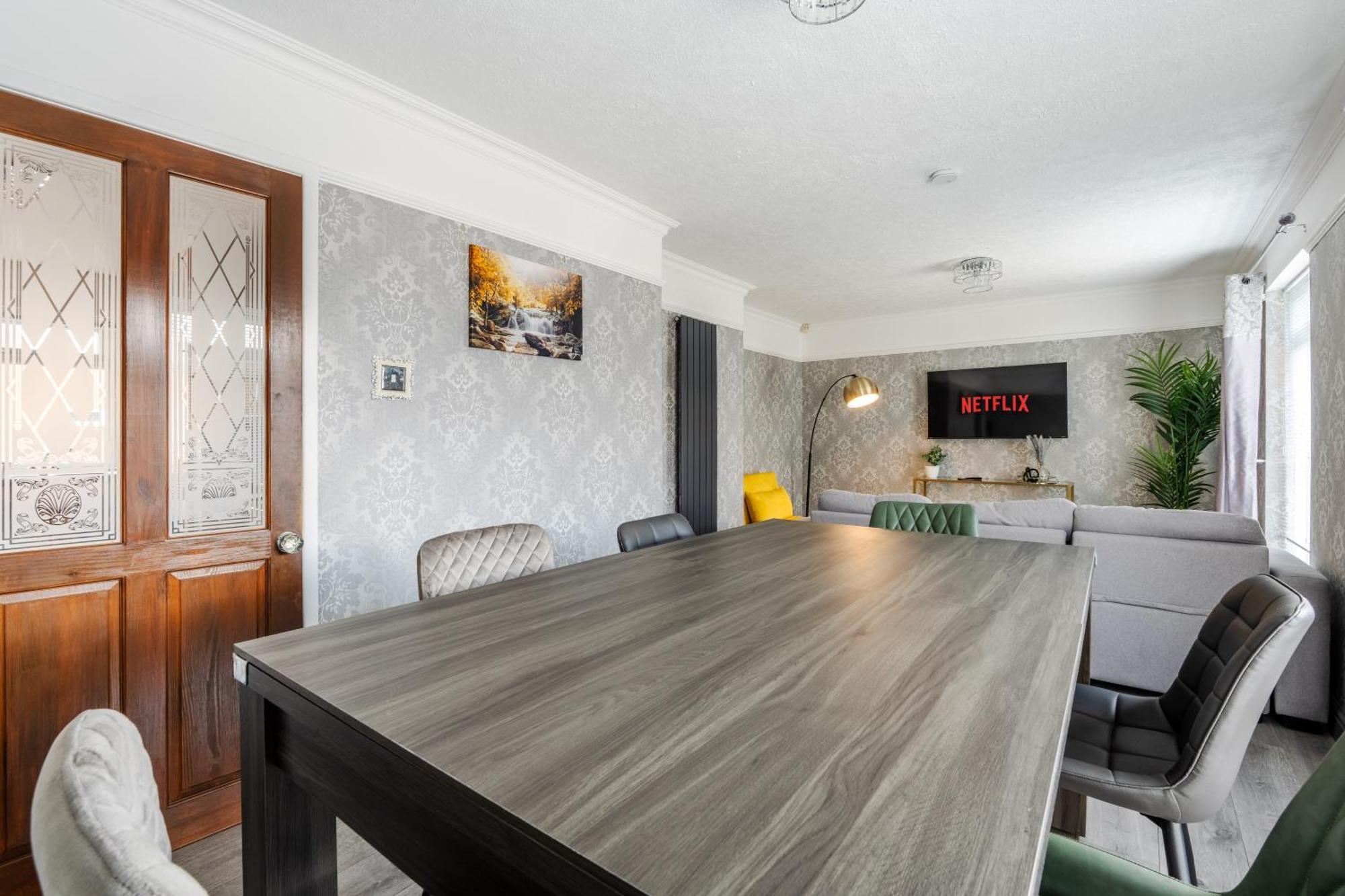 Boutique 3bd Opposite Etihad & Coop - Free Parking - Pool Table