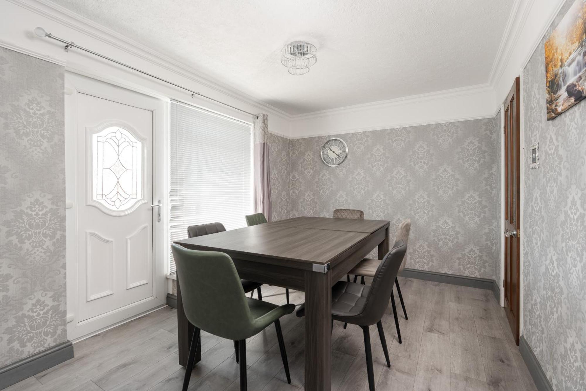 Boutique 3bd Opposite Etihad & Coop - Free Parking - Pool Table Vakantiehuis