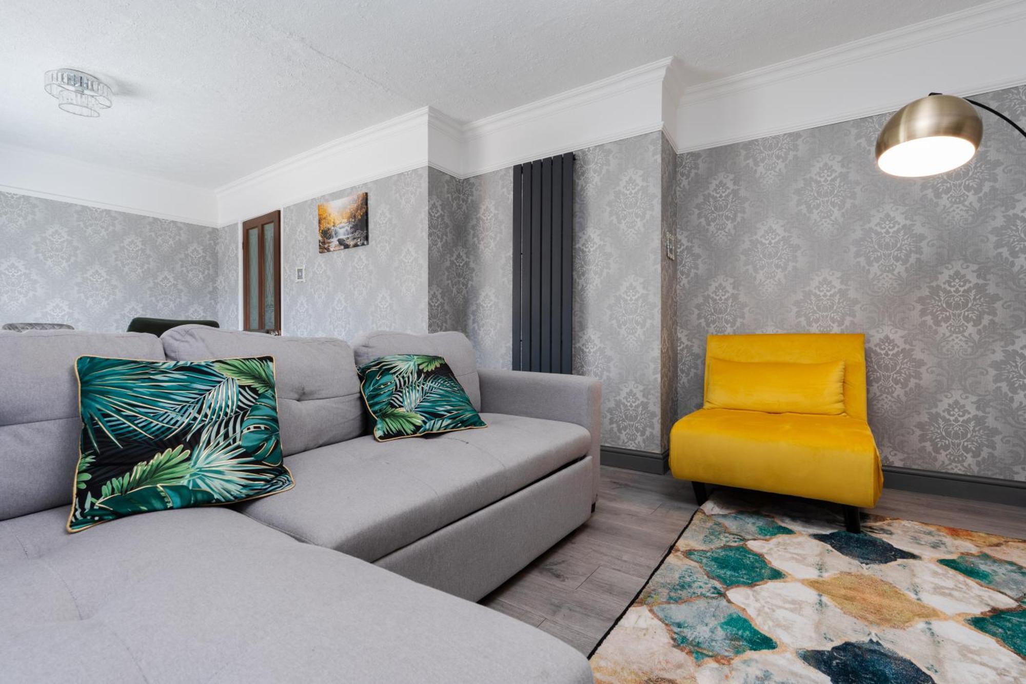 Vakantiehuis Boutique 3bd Opposite Etihad & Coop - Free Parking - Pool Table *