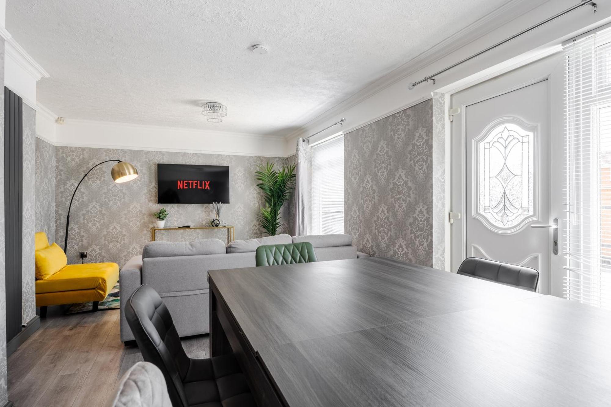 Vakantiehuis Boutique 3bd Opposite Etihad & Coop - Free Parking - Pool Table