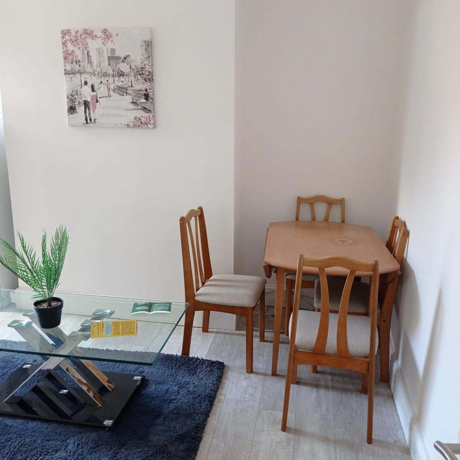 Double-bedroom In The Heart Of Salford Perfect For Short Lt1 Guest house *