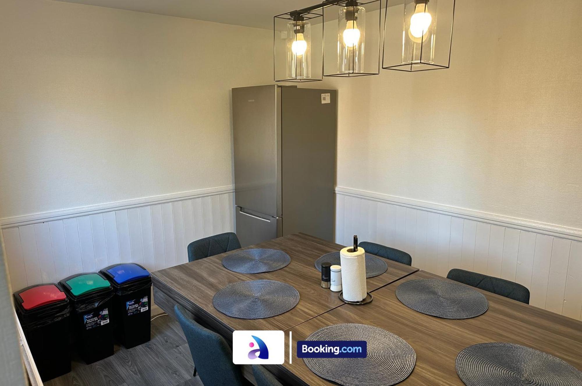 Discounted - 3-bed By Avalora Short Lets & Serviced Old Trafford With Pool & Tennis Table - Driveway Vakantiehuis *