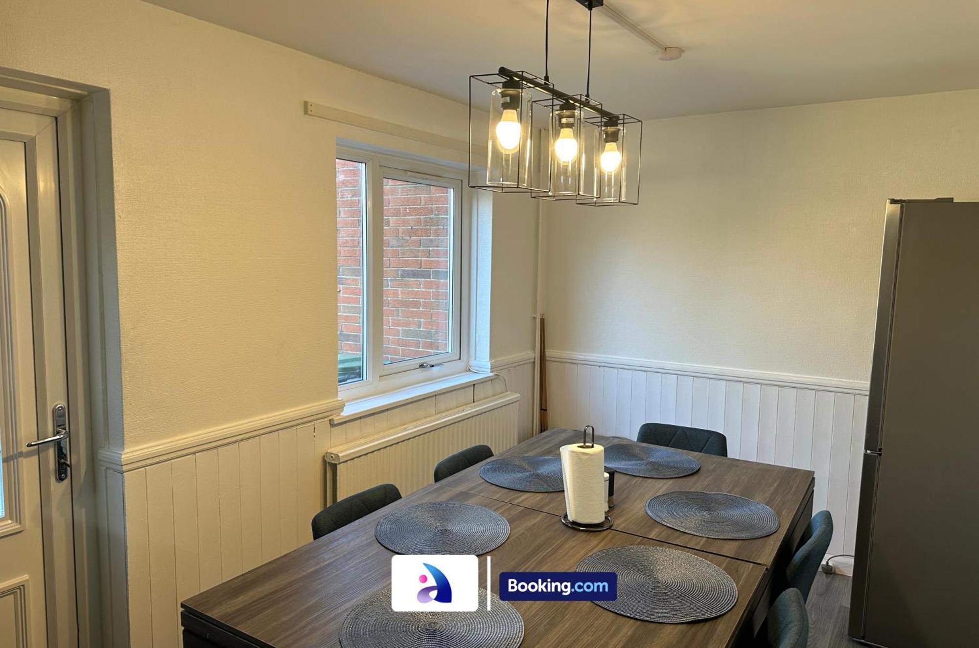 Discounted - 3-bed By Avalora Short Lets & Serviced Old Trafford With Pool & Tennis Table - Driveway Manchester