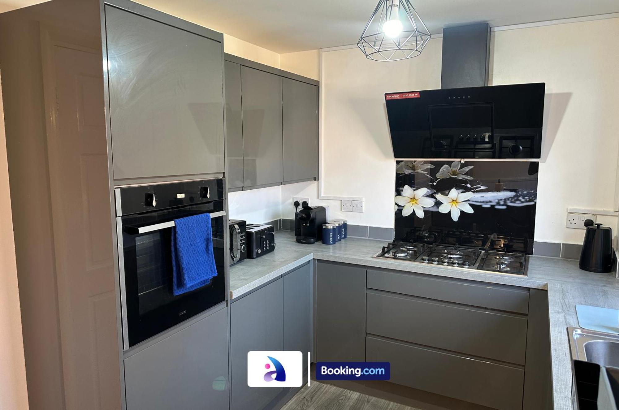 Discounted - 3-bed By Avalora Short Lets & Serviced Old Trafford With Pool & Tennis Table - Driveway Vakantiehuis *
