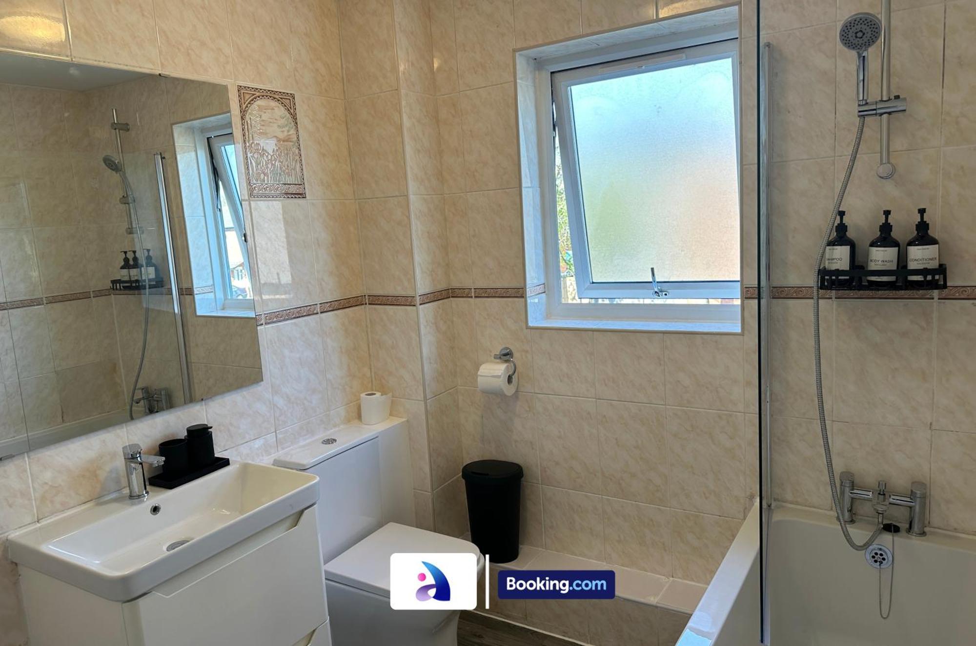 Discounted - 3-bed By Avalora Short Lets & Serviced Old Trafford With Pool & Tennis Table - Driveway *