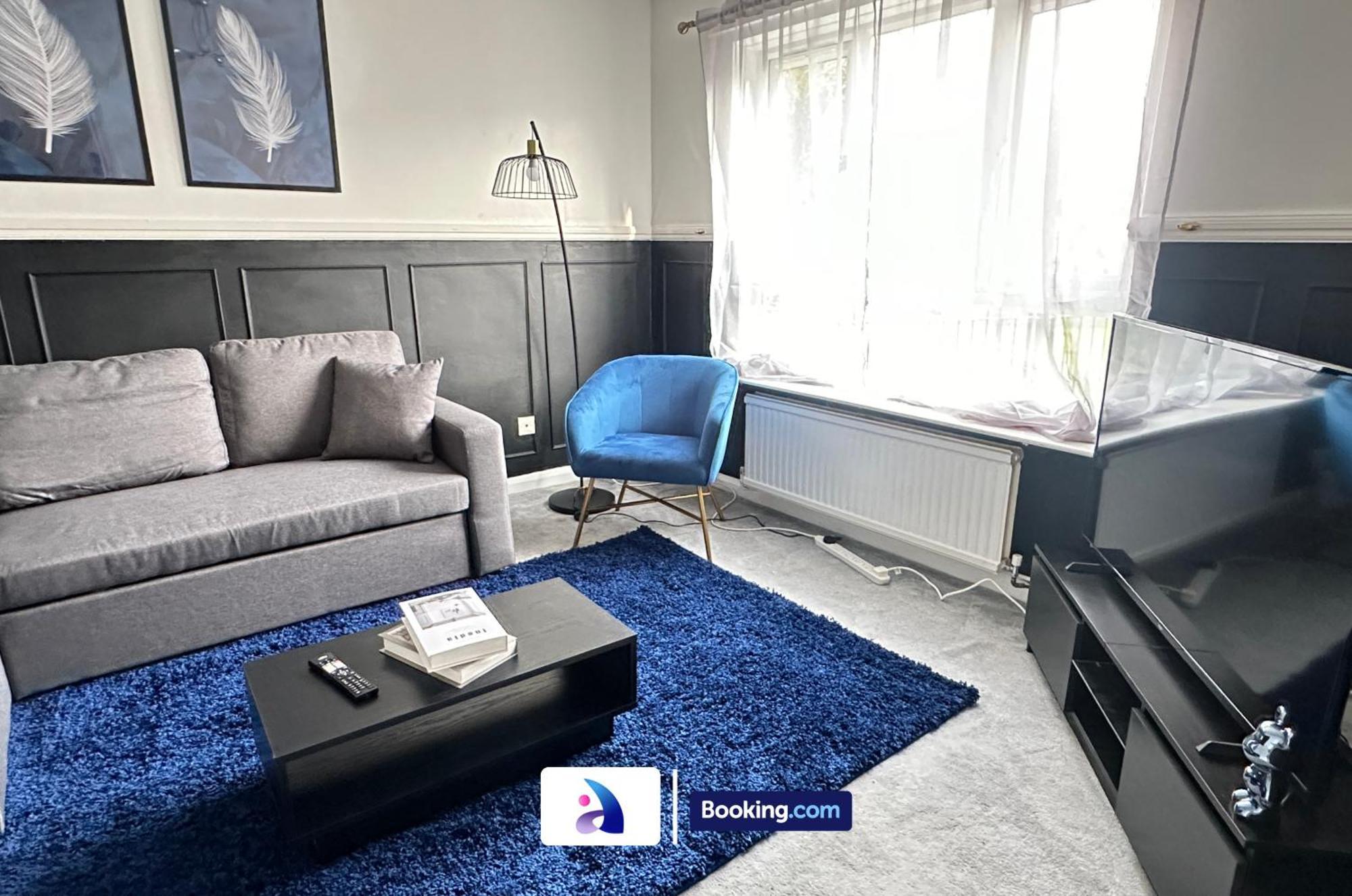 Discounted - 3-bed By Avalora Short Lets & Serviced Old Trafford With Pool & Tennis Table - Driveway Vakantiehuis Manchester