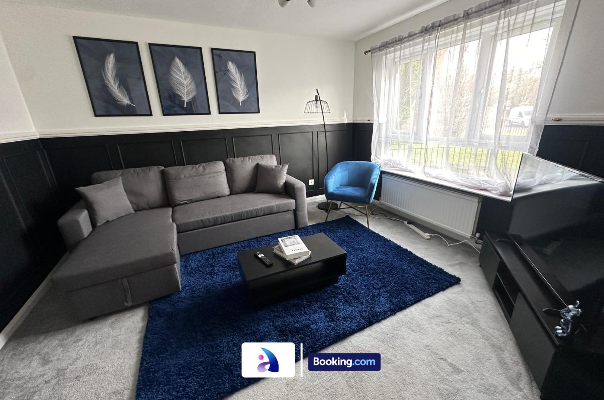 Discounted - 3-bed By Avalora Short Lets & Serviced Old Trafford With Pool & Tennis Table - Driveway Manchester