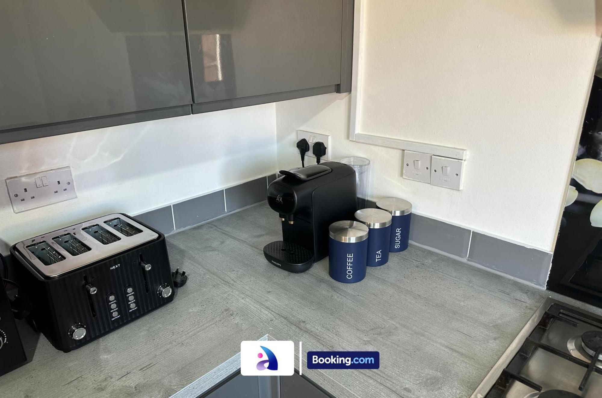 Vakantiehuis Discounted - 3-bed By Avalora Short Lets & Serviced Old Trafford With Pool & Tennis Table - Driveway