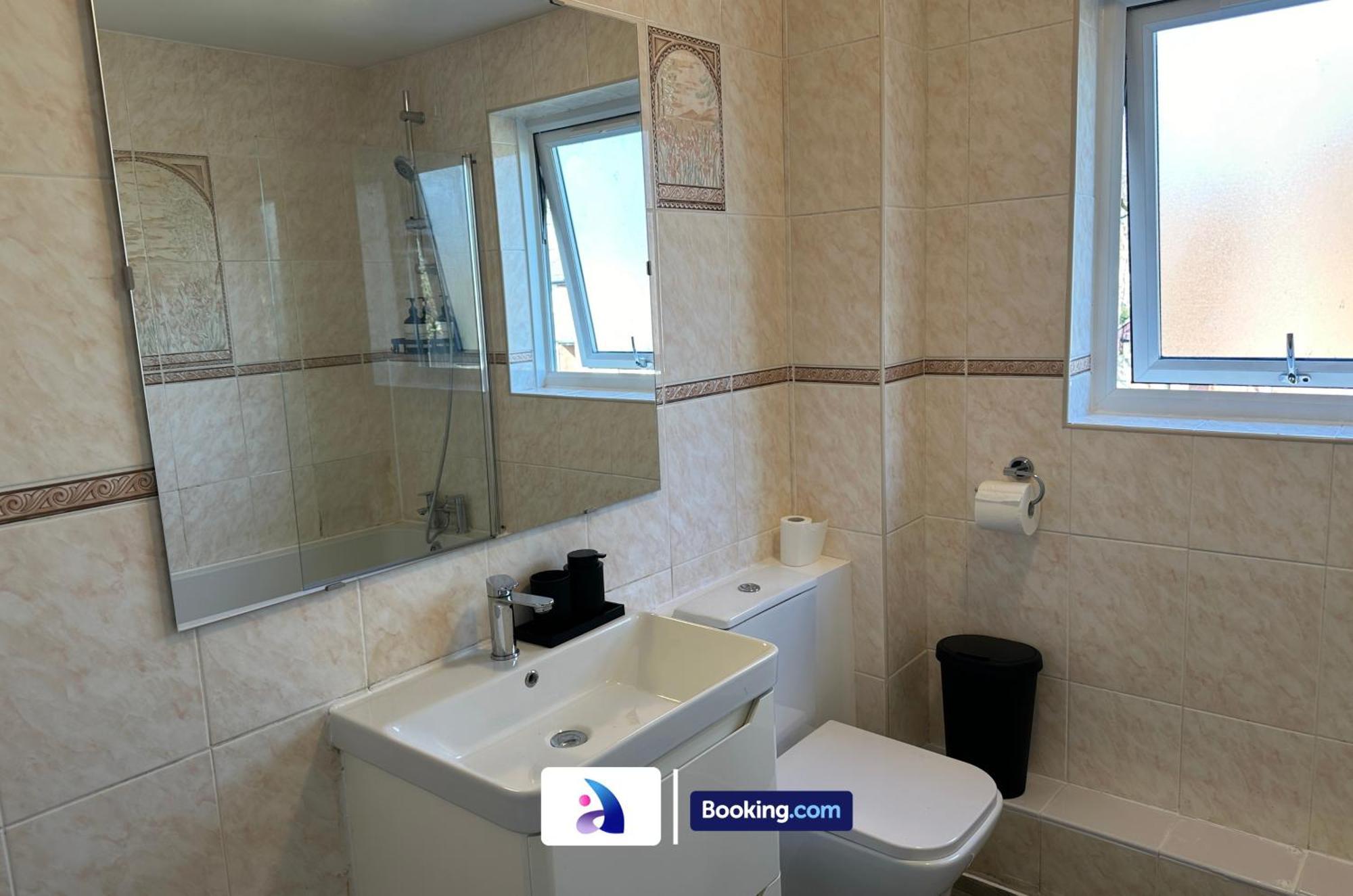 Vakantiehuis Discounted - 3-bed By Avalora Short Lets & Serviced Old Trafford With Pool & Tennis Table - Driveway Manchester
