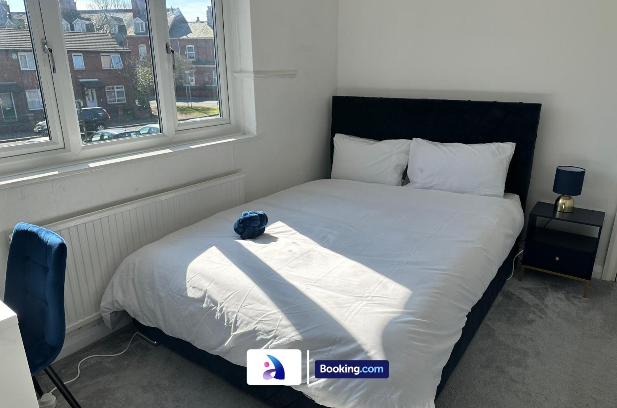 Discounted - 3-bed By Avalora Short Lets & Serviced Old Trafford With Pool & Tennis Table - Driveway