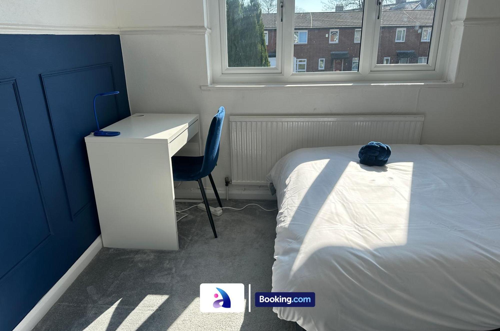 Vakantiehuis Discounted - 3-bed By Avalora Short Lets & Serviced Old Trafford With Pool & Tennis Table - Driveway