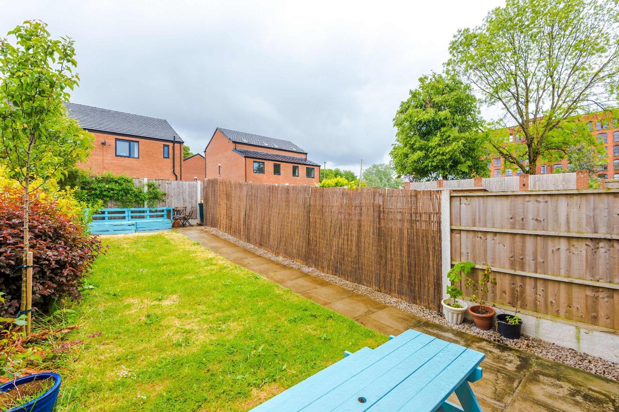 Spacious & Bright 2-bed By 53 Degrees Property, Perfect For Couples With Parking & Garden Vakantiehuis Manchester