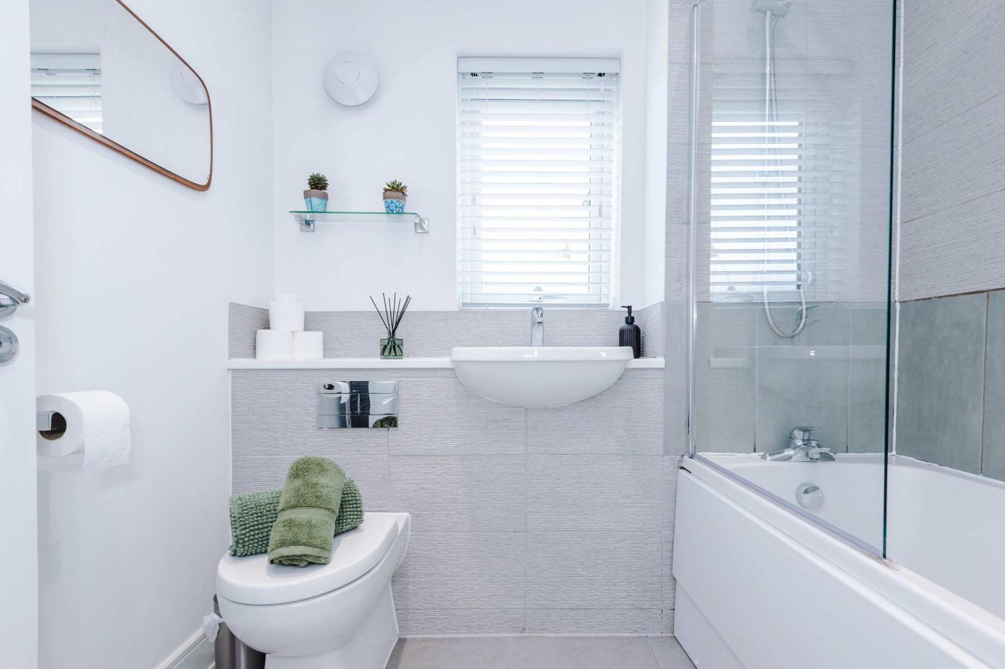 Spacious & Bright 2-bed By 53 Degrees Property, Perfect For Couples With Parking & Garden Vakantiehuis *