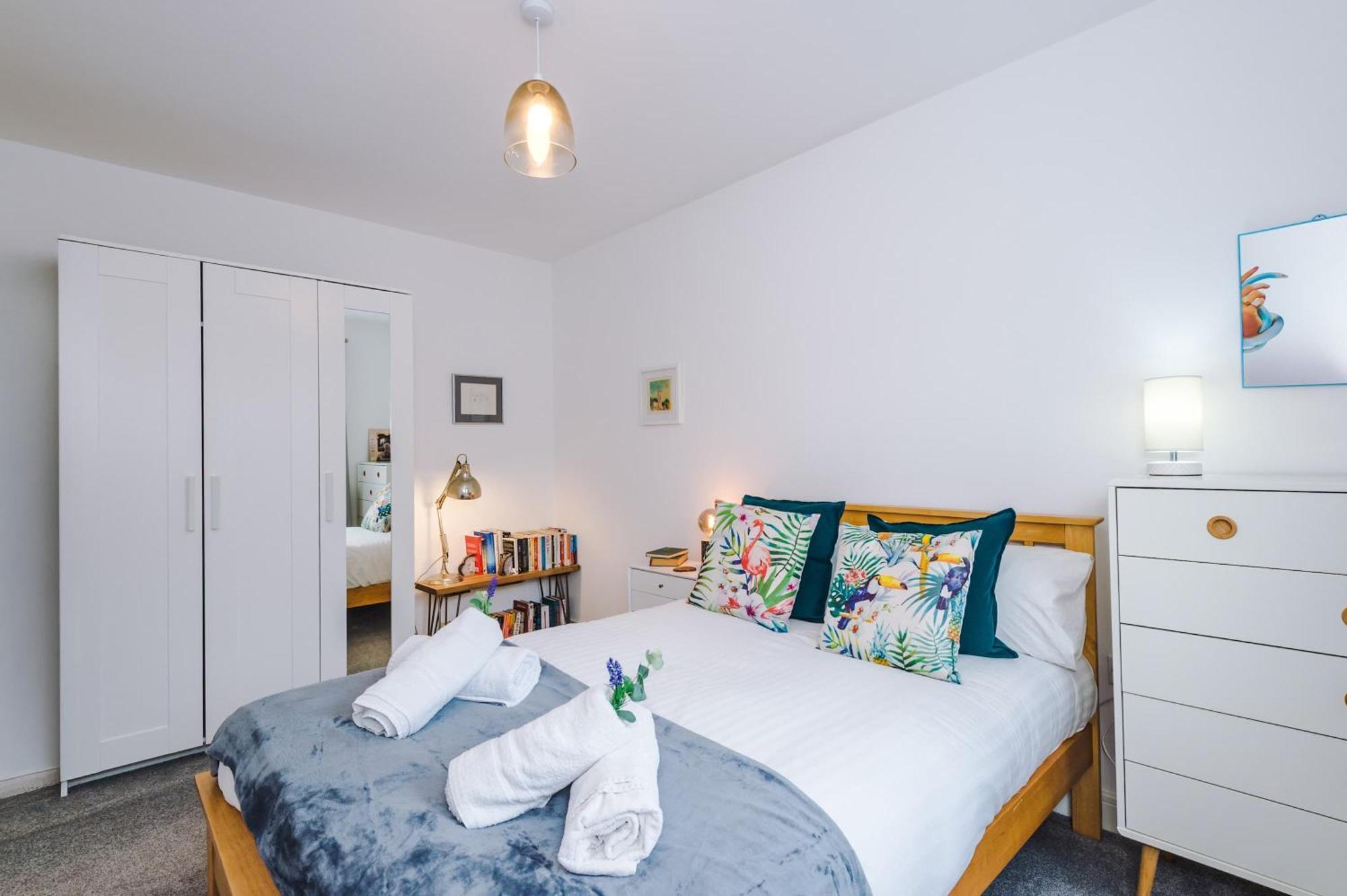 Spacious & Bright 2-bed By 53 Degrees Property, Perfect For Couples With Parking & Garden Vakantiehuis Manchester