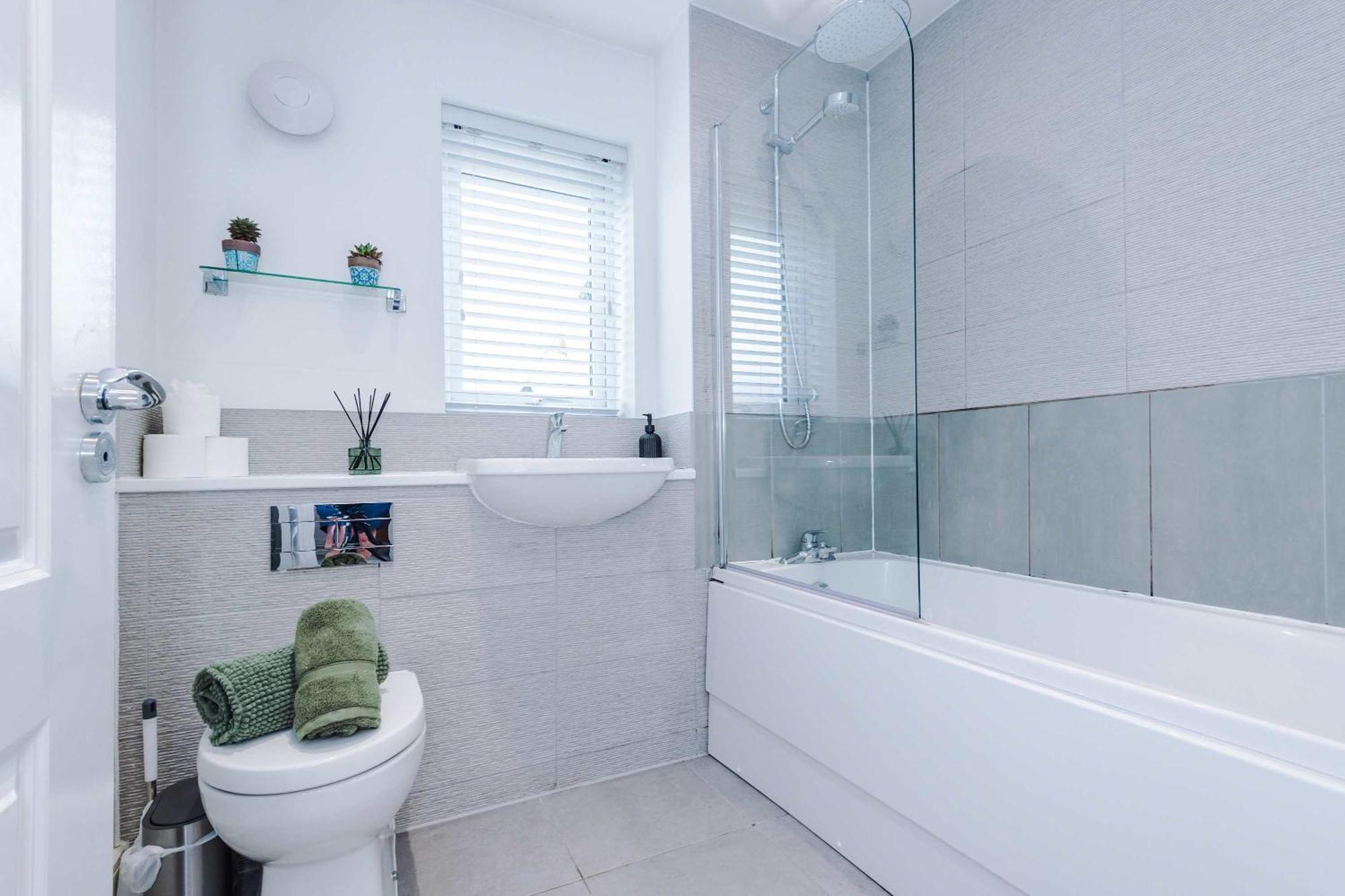Spacious & Bright 2-bed By 53 Degrees Property, Perfect For Couples With Parking & Garden Vakantiehuis *