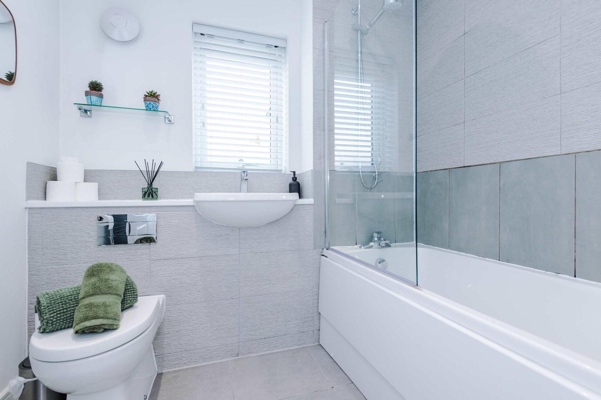 Spacious & Bright 2-bed By 53 Degrees Property, Perfect For Couples With Parking & Garden