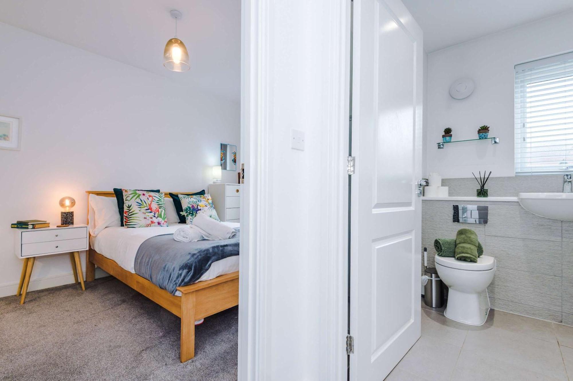 Spacious & Bright 2-bed By 53 Degrees Property, Perfect For Couples With Parking & Garden Vakantiehuis Manchester