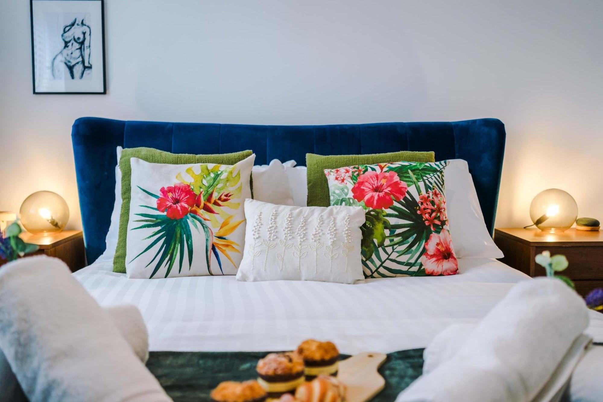 Vakantiehuis Spacious & Bright 2-bed By 53 Degrees Property, Perfect For Couples With Parking & Garden Manchester
