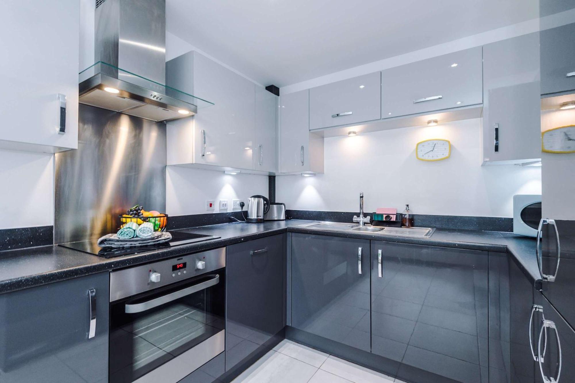 Spacious & Bright 2-bed By 53 Degrees Property, Perfect For Couples With Parking & Garden Manchester