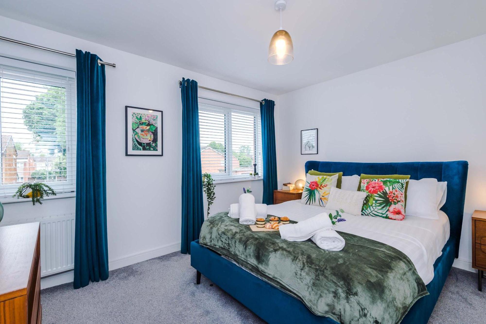 Spacious & Bright 2-bed By 53 Degrees Property, Perfect For Couples With Parking & Garden Vakantiehuis