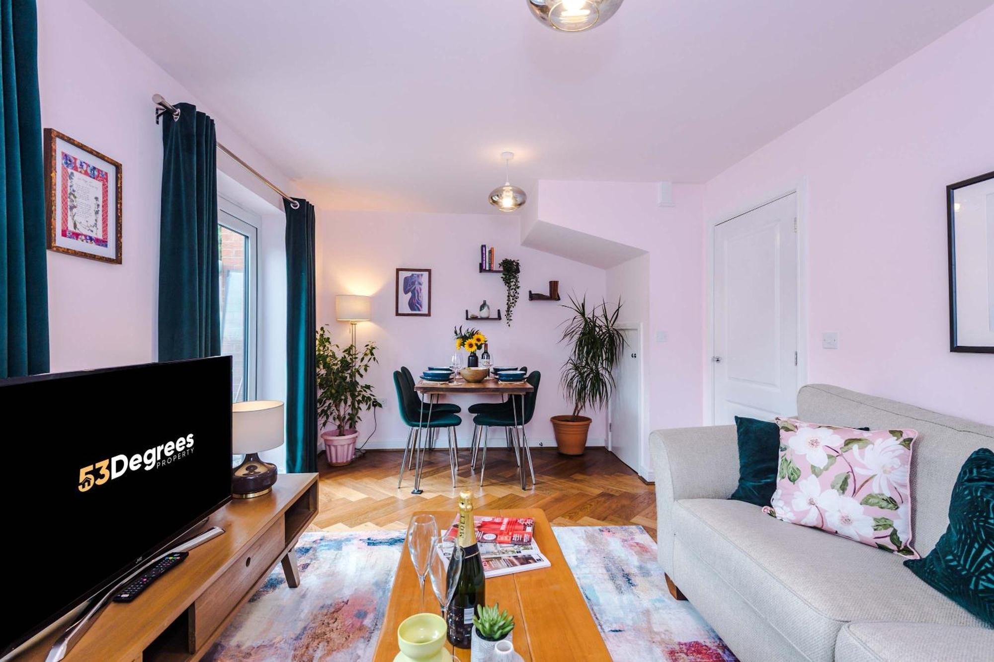 Spacious & Bright 2-bed By 53 Degrees Property, Perfect For Couples With Parking & Garden