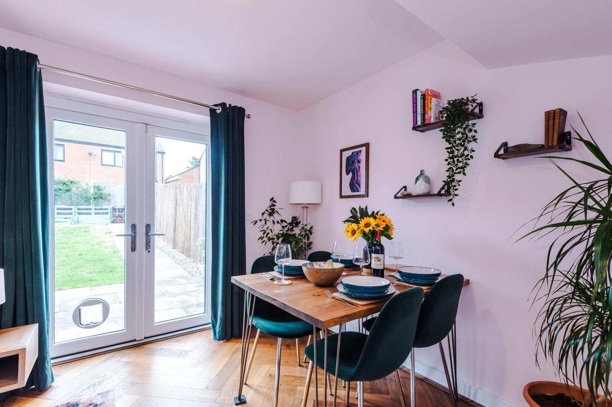 Spacious & Bright 2-bed By 53 Degrees Property, Perfect For Couples With Parking & Garden Vakantiehuis