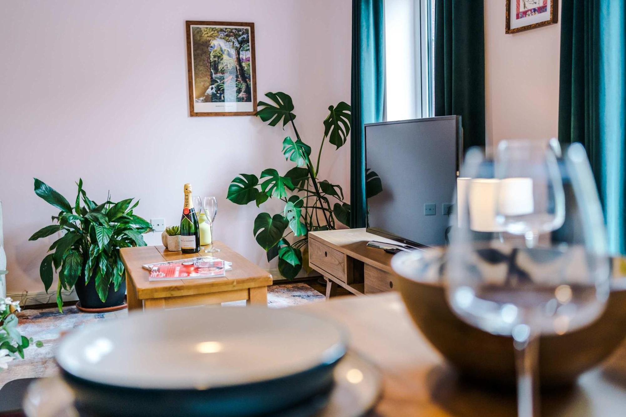 Vakantiehuis Spacious & Bright 2-bed By 53 Degrees Property, Perfect For Couples With Parking & Garden Manchester