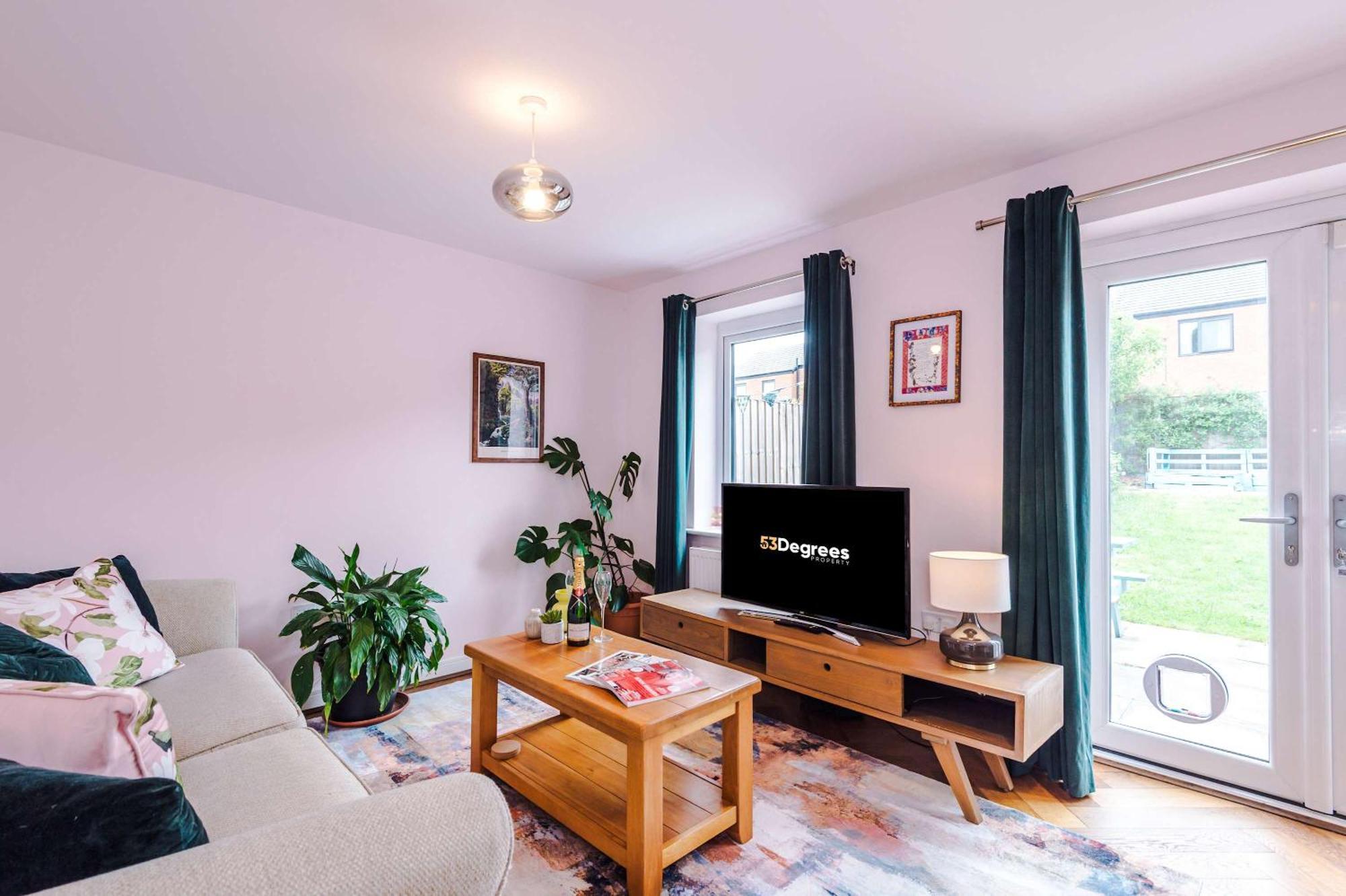 Spacious & Bright 2-bed By 53 Degrees Property, Perfect For Couples With Parking & Garden Vakantiehuis