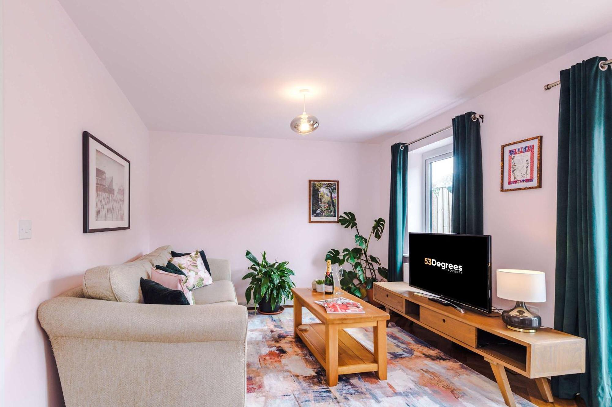 Vakantiehuis Spacious & Bright 2-bed By 53 Degrees Property, Perfect For Couples With Parking & Garden