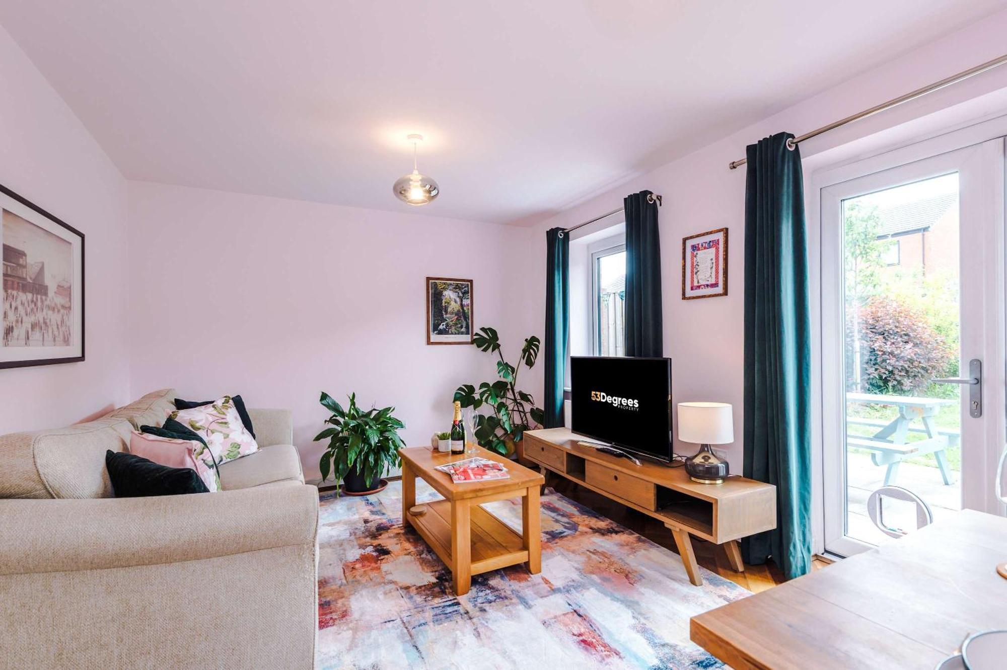 Spacious & Bright 2-bed By 53 Degrees Property, Perfect For Couples With Parking & Garden