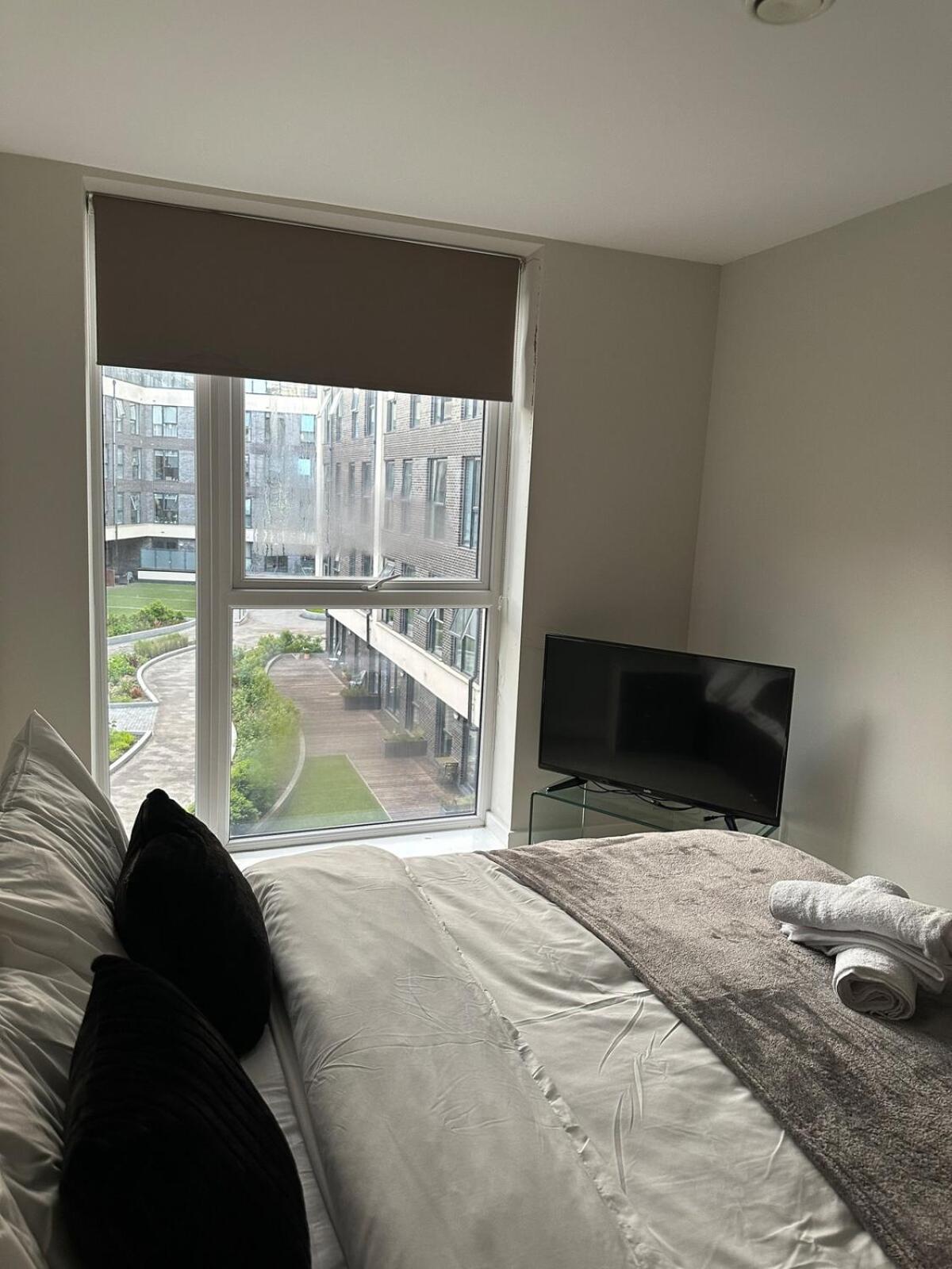Modern 2 Bd - Mcr - Terrace - Free Parking *