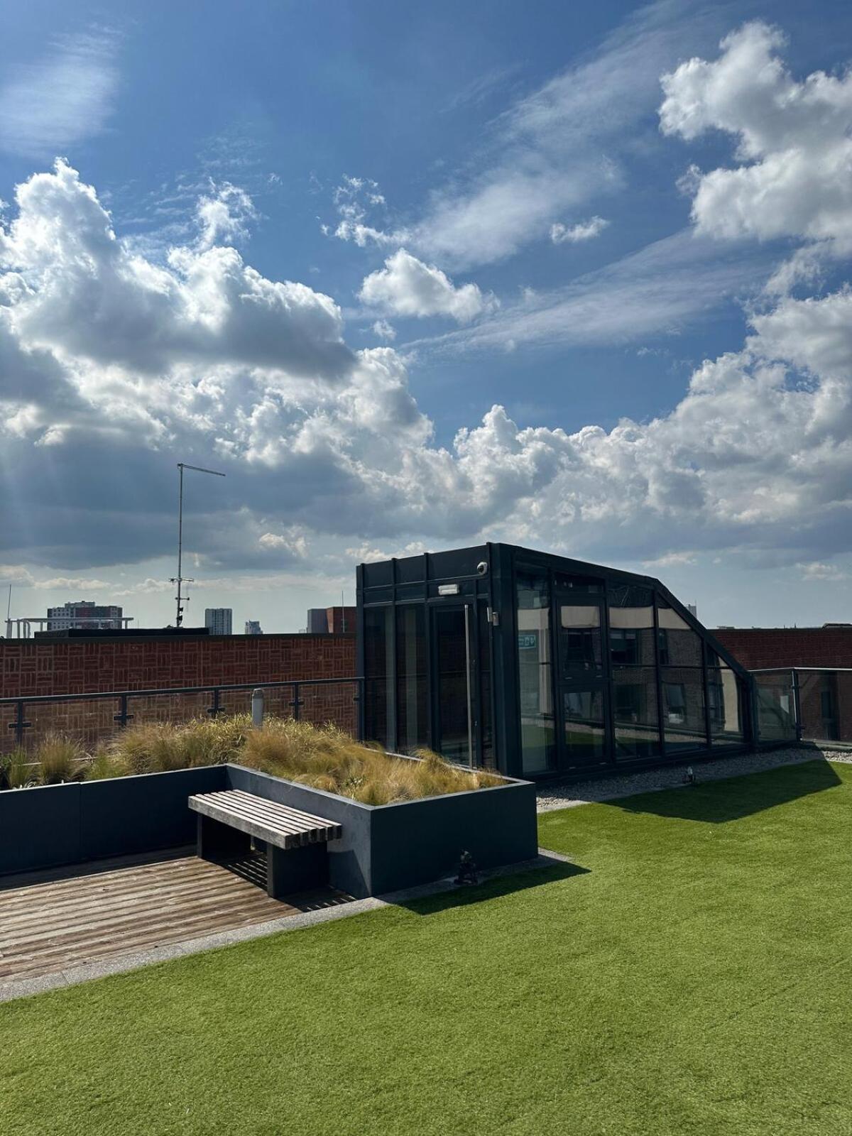 Modern 2 Bd - Mcr - Terrace - Free Parking *
