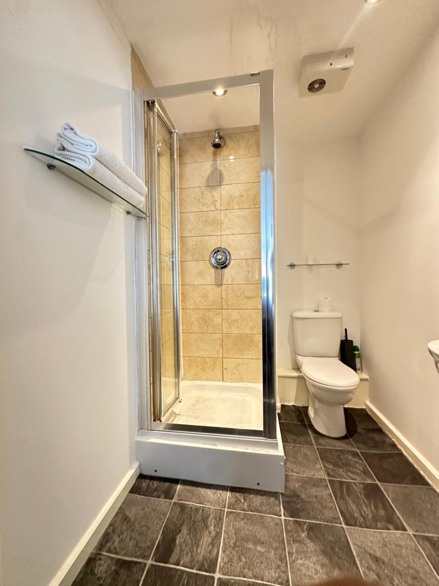 Apartment 2 Bed Ensuite With Balcony And Free Onsite Secure Parking *